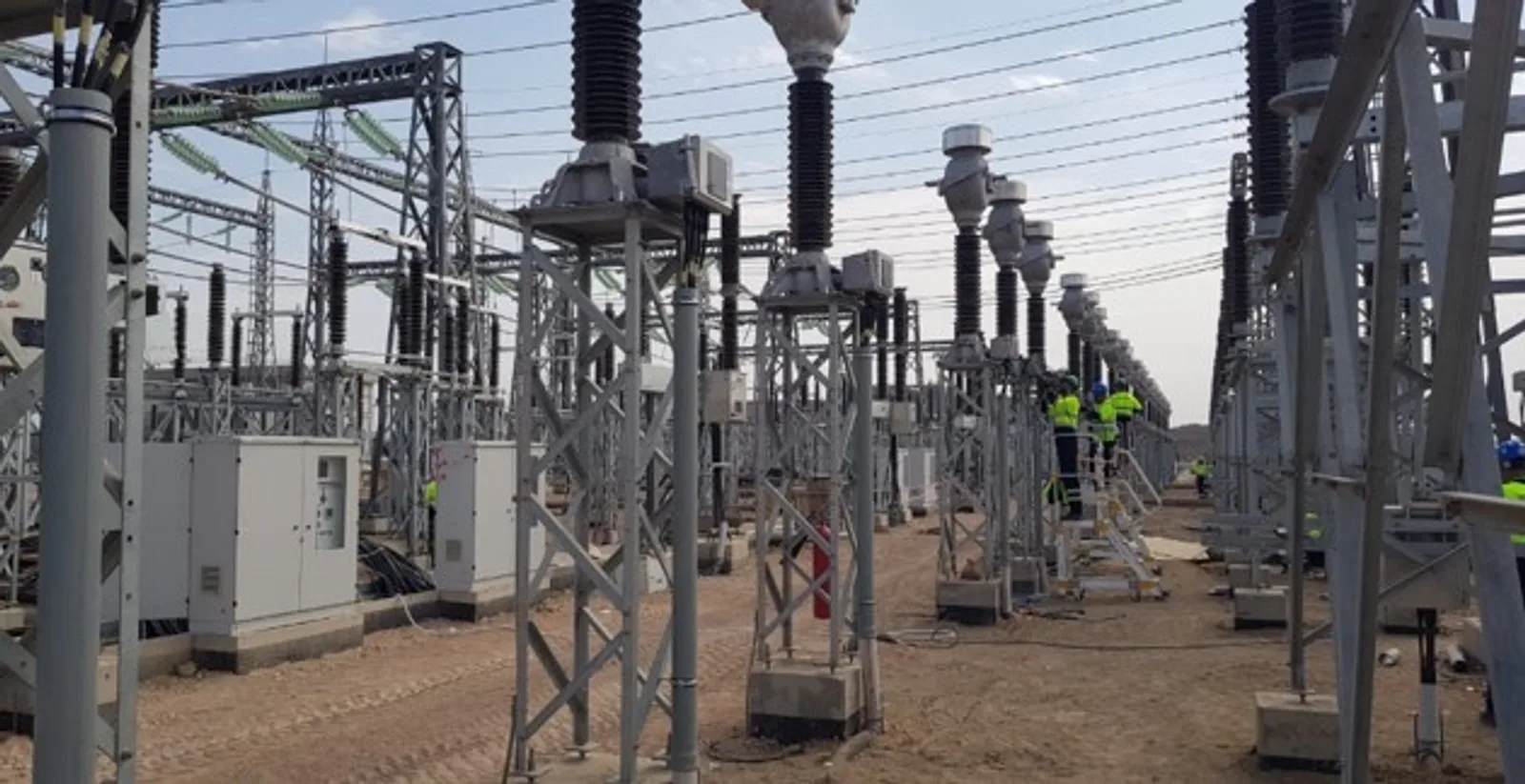 132 kV AIS şalt sahasında primer ekipman montajı — saha ekibi çalışırken