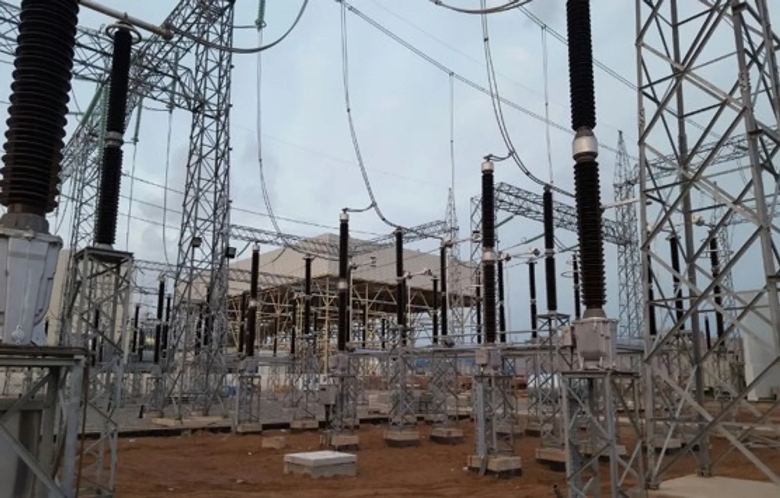 400/132 kV şalt sahasında primer ekipman ve bara düzeni