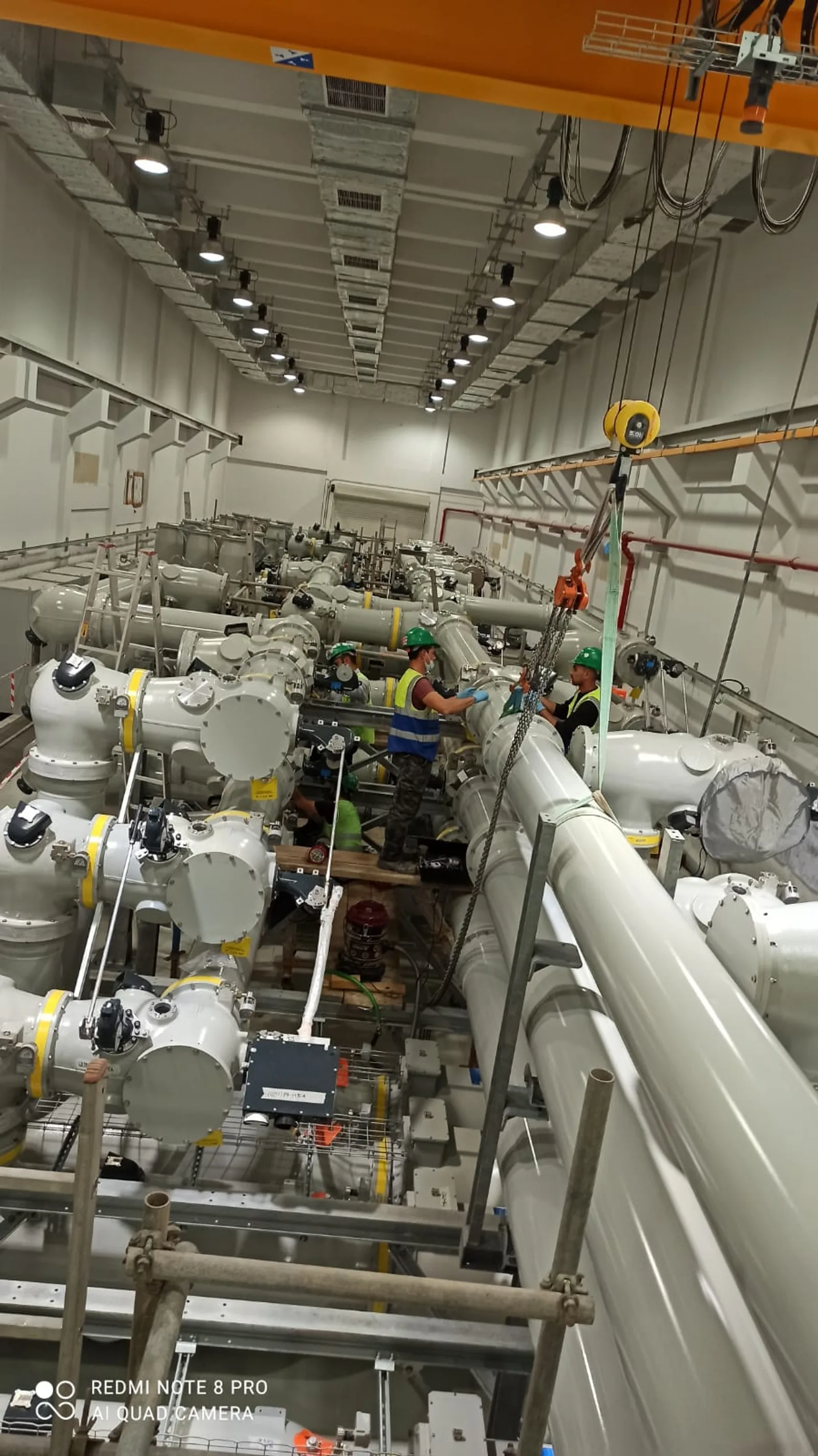 400 kV GIS modülleri üzerinde montaj çalışması yürüten saha ekibi
