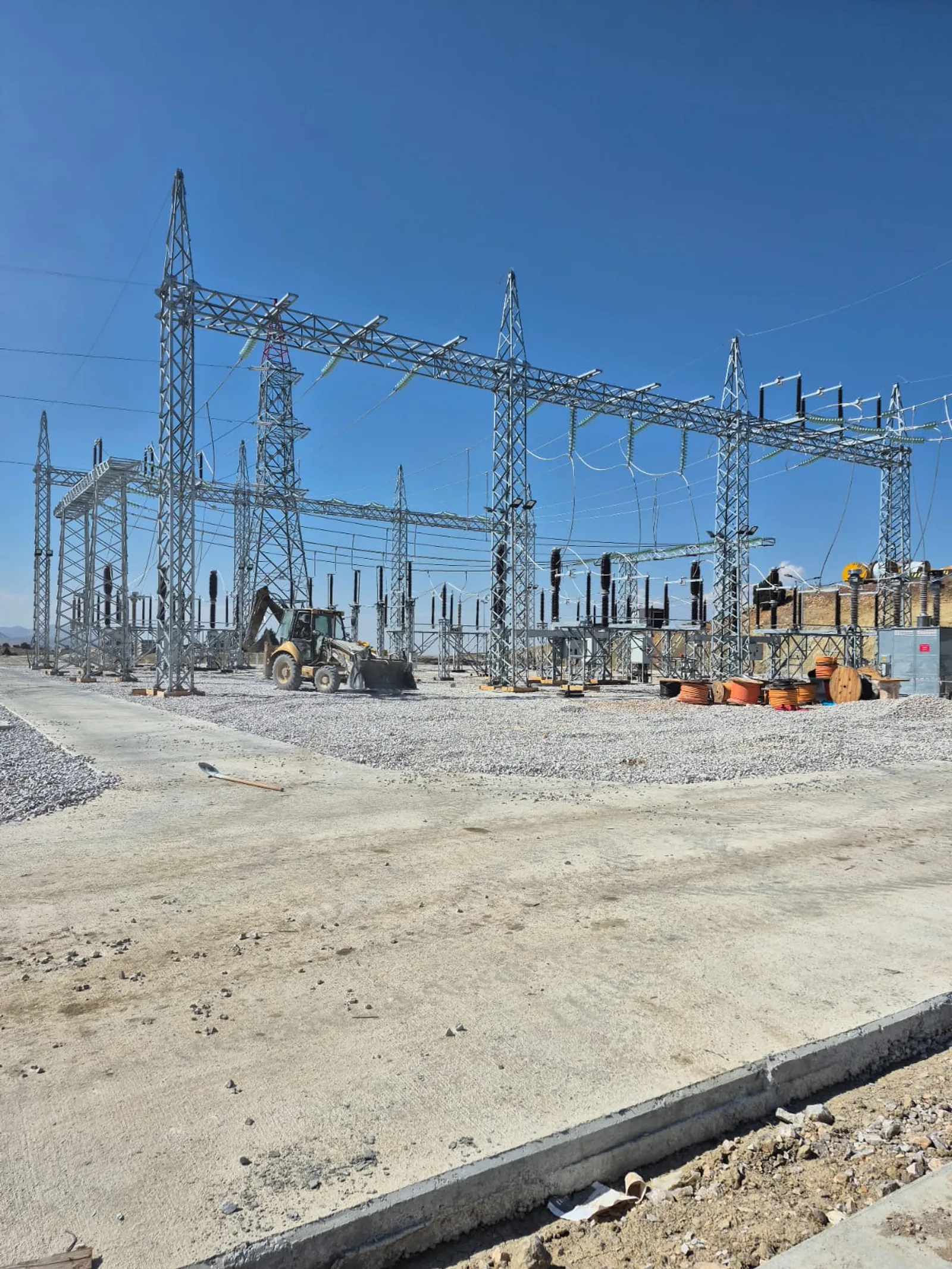 154 kV şalt sahasında çelik konstrüksiyon ve ekipman montajı