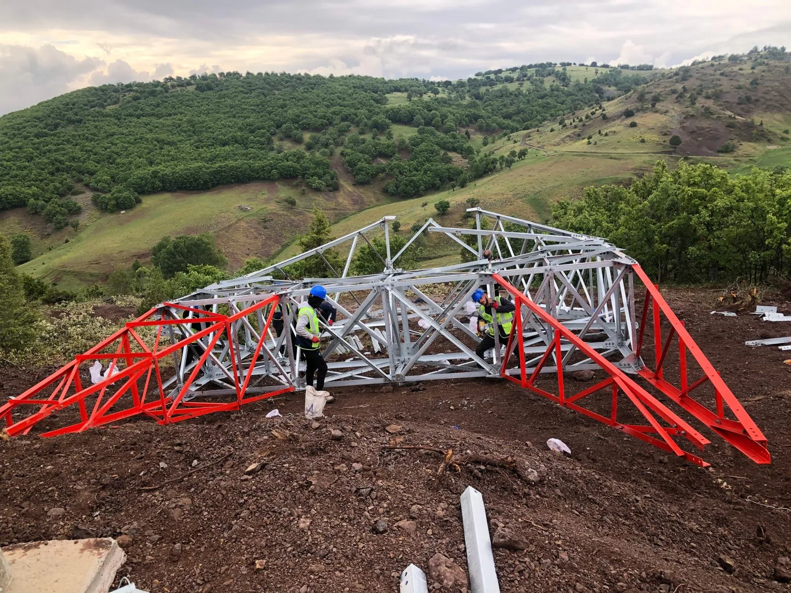 Dağlık güzergâhta çelik kafes direk gövdesinin ekiple montajı