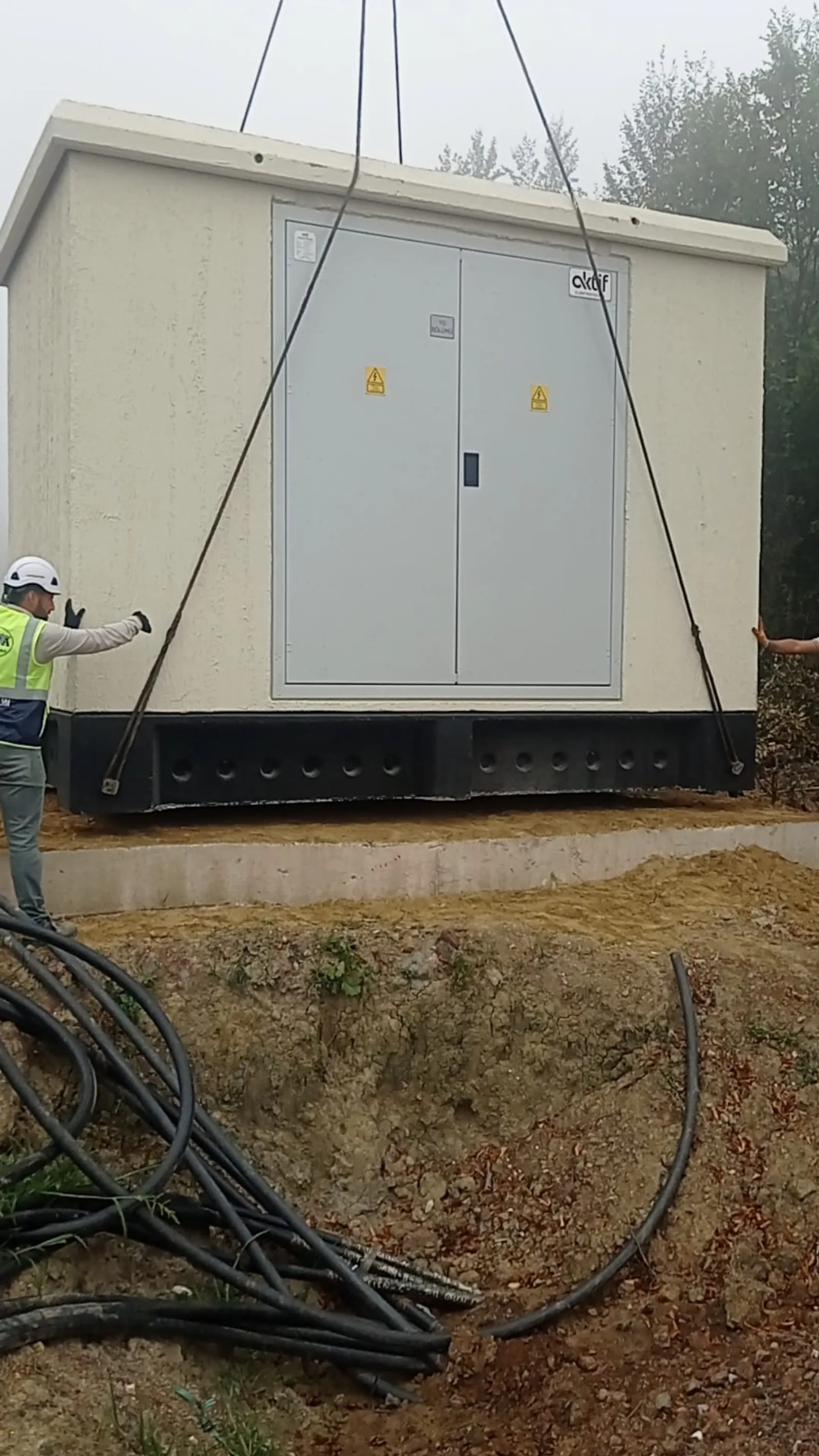 Vinçle kaldırılan beton köşkün yerleşim operasyonu