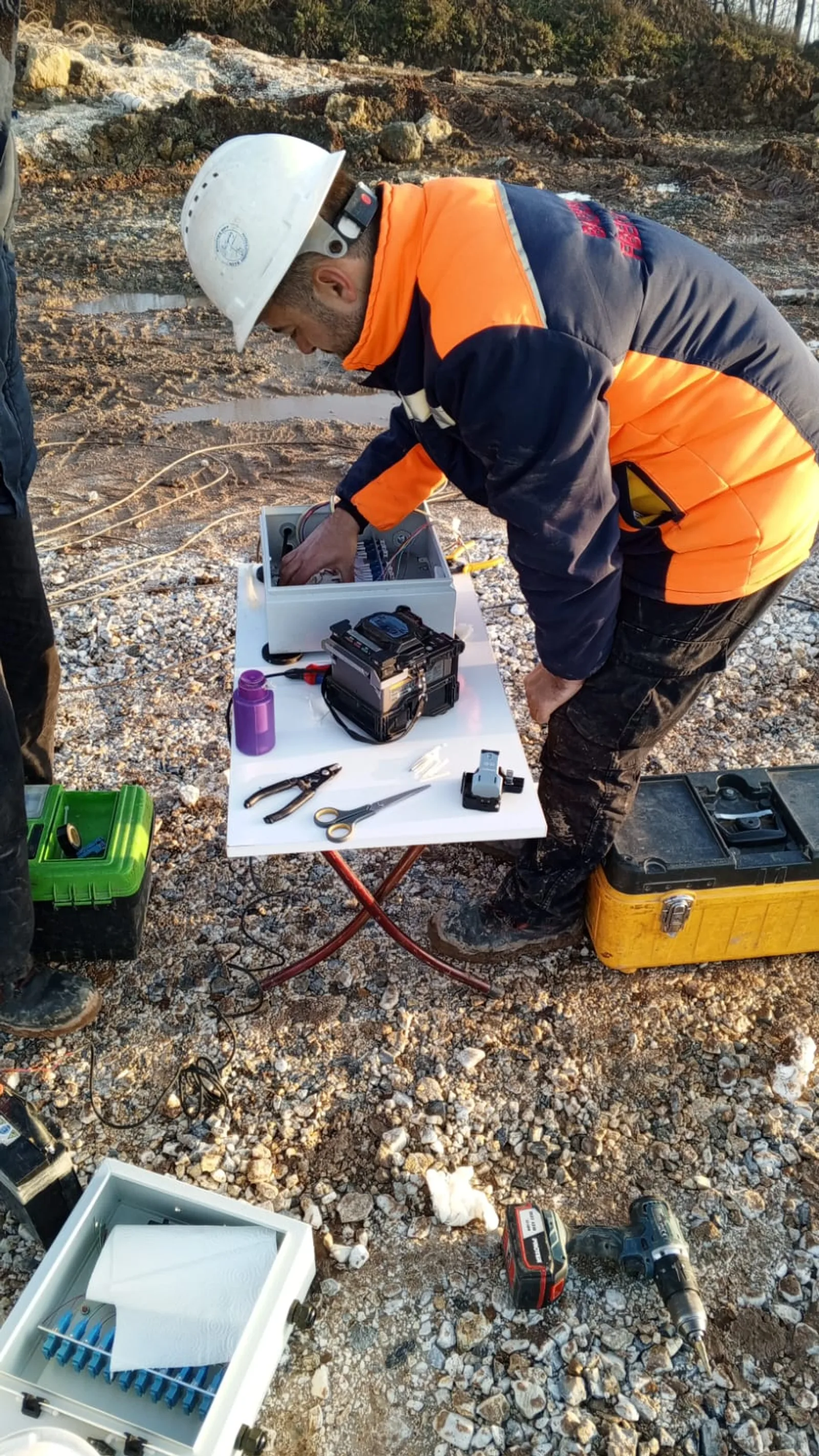 Saha koşullarında fiber ek cihazıyla çalışan Turbo teknisyeni