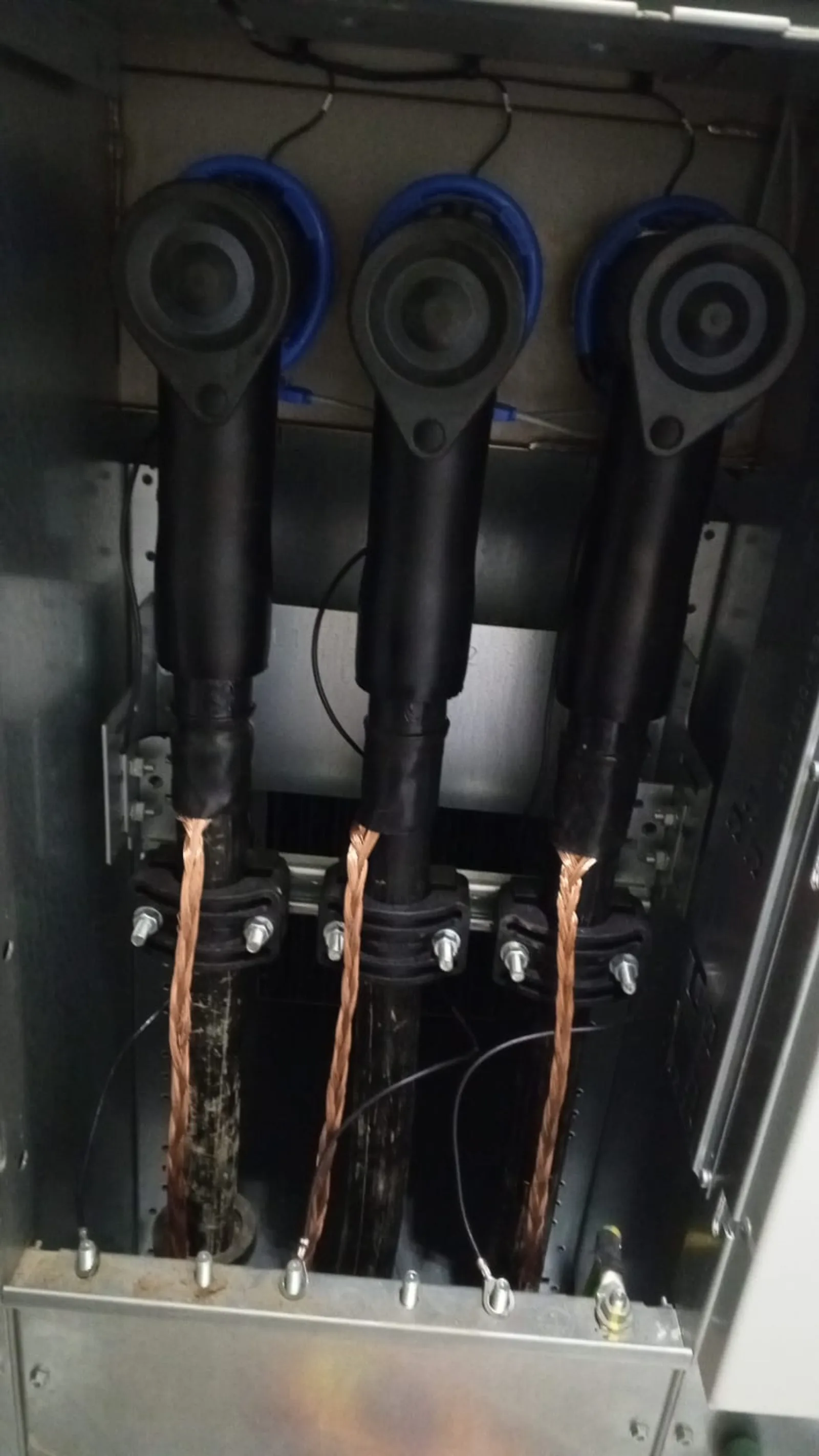 Köşk içinde tamamlanan 36 kV kablo başlık bağlantıları — üç faz