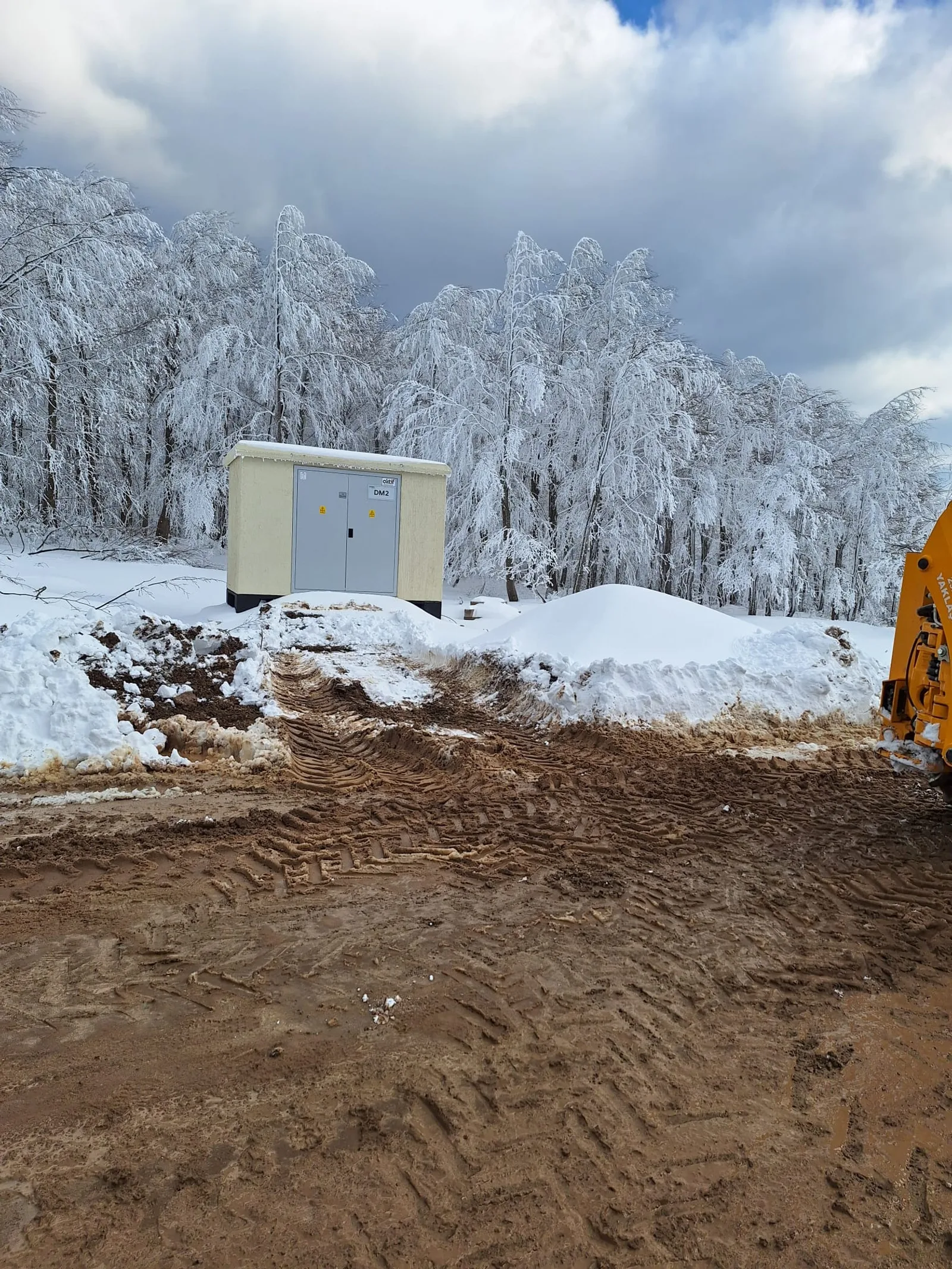 Karlı sahada beton köşk — kış koşulları