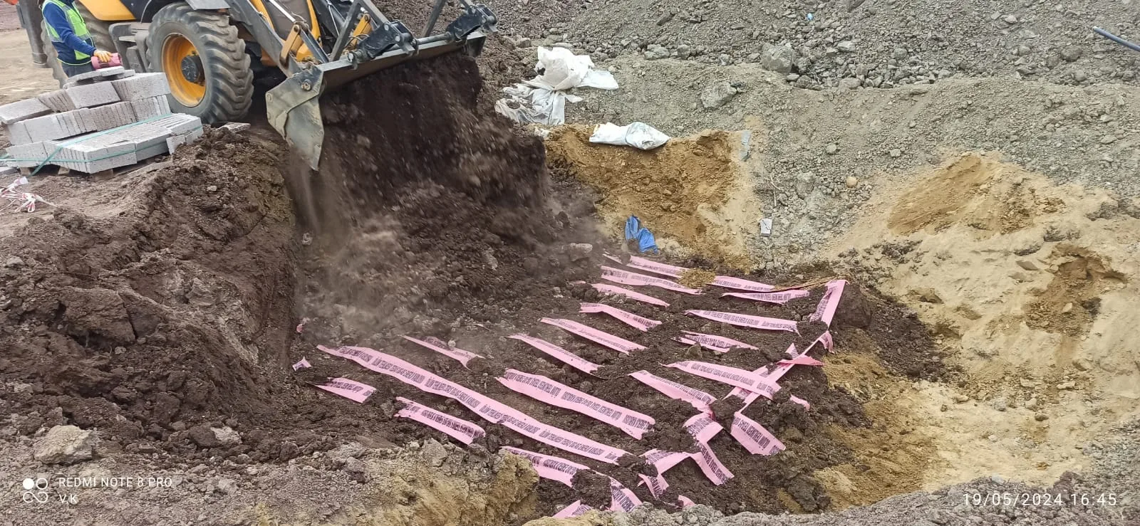 İkaz bandı serilmiş kablo kanalı