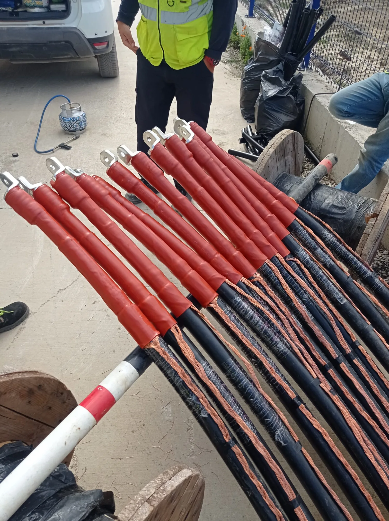 Kırmızı 36 kV orta gerilim kablo başlıkları — Geyve RES-1 OG kablo montaj işi