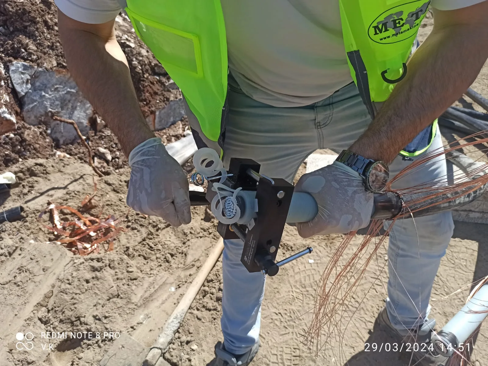 Saha ekipmanıyla montaj çalışması