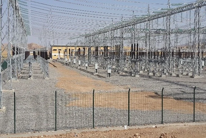 Bazian 132/11 kV şalt sahası — sıra sıra açık şalt ekipmanları ve çevre güvenlik çiti