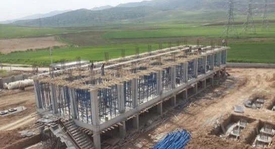 Vadi içinde inşa edilen şalt sahasının betonarme ve çelik imalat aşaması