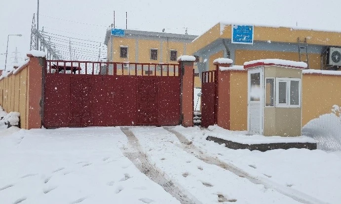 Kar altındaki tesis girişi ve kumanda binası